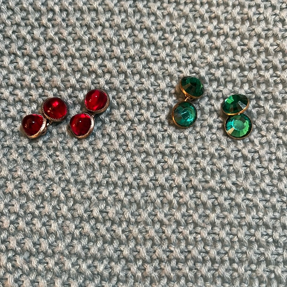 2 pairs of man’s cuff links